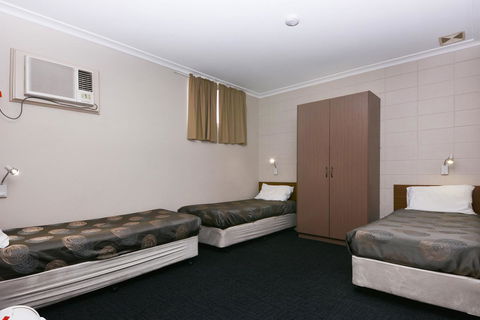Motel Poinsettia - Accommodation in Surfers Paradise 23