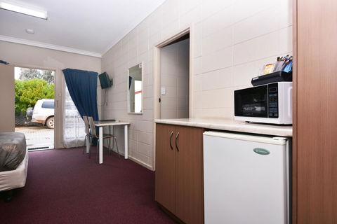 Motel Poinsettia - Accommodation in Surfers Paradise 15