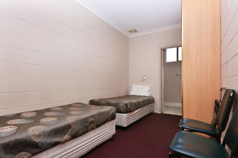 Motel Poinsettia - Accommodation in Surfers Paradise 22