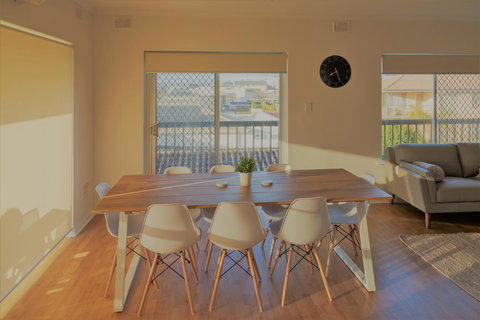 Henley Beach South, Amazing Views, Huge Private Balcony! - Accommodation in Surfers Paradise 10