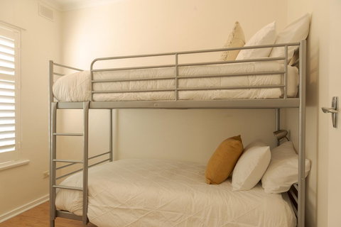 Henley Beach South, Amazing Views, Huge Private Balcony! - Accommodation in Surfers Paradise 8