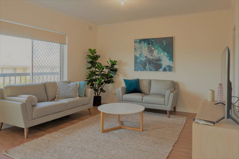 Henley Beach South, Amazing Views, Huge Private Balcony! - Accommodation in Surfers Paradise 2