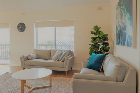 Henley Beach South, Amazing Views, Huge Private Balcony! - Accommodation in Surfers Paradise 3