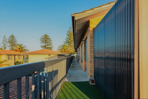 Henley Beach South, Amazing Views, Huge Private Balcony! - Accommodation in Surfers Paradise 19