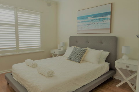Henley Beach South, Amazing Views, Huge Private Balcony! - Accommodation in Surfers Paradise 1