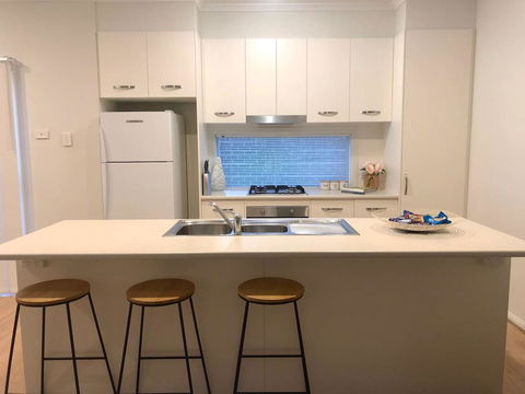 MODERN SPACIOUS 3 BR HOME - NEAR BEACH & AIRPORT - Accommodation in Surfers Paradise 9