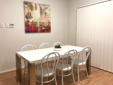 MODERN SPACIOUS 3 BR HOME - NEAR BEACH & AIRPORT - Accommodation in Surfers Paradise 10