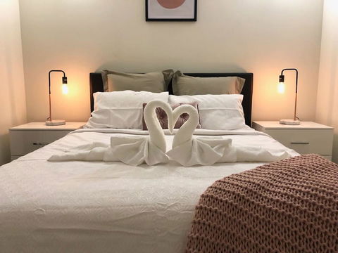 MODERN SPACIOUS 3 BR HOME - NEAR BEACH & AIRPORT - Accommodation in Surfers Paradise 1