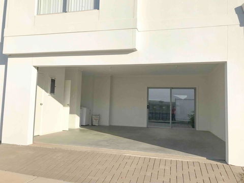 MODERN SPACIOUS 3 BR HOME - NEAR BEACH & AIRPORT - Accommodation in Surfers Paradise 13