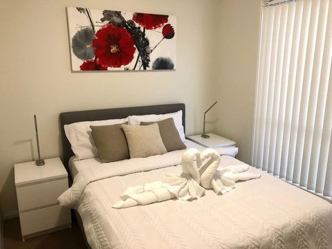 MODERN SPACIOUS 3 BR HOME - NEAR BEACH & AIRPORT - Accommodation in Surfers Paradise 2
