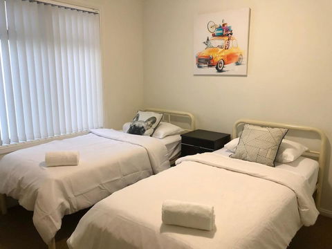 MODERN SPACIOUS 3 BR HOME - NEAR BEACH & AIRPORT - Accommodation in Surfers Paradise 3