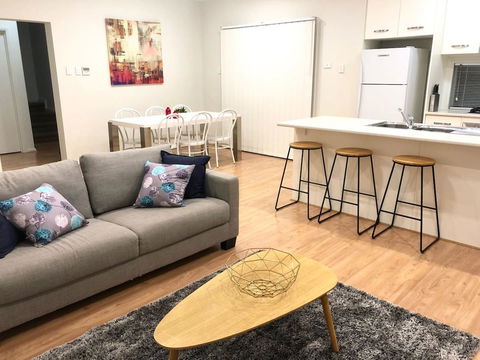 MODERN SPACIOUS 3 BR HOME - NEAR BEACH & AIRPORT - Accommodation in Surfers Paradise 8