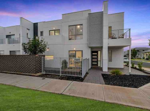 MODERN SPACIOUS 3 BR HOME - NEAR BEACH & AIRPORT - Accommodation in Surfers Paradise 0