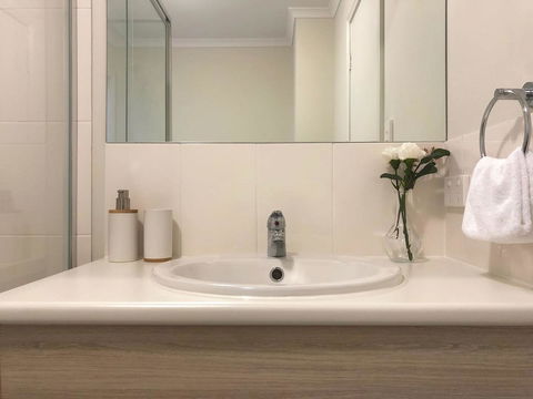 MODERN SPACIOUS 3 BR HOME - NEAR BEACH & AIRPORT - Accommodation in Surfers Paradise 4