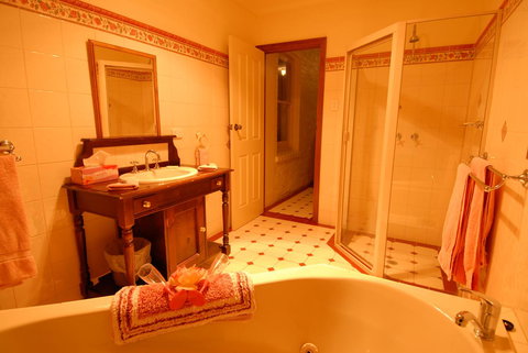 Treasured Memories Cottage - Accommodation in Surfers Paradise 21