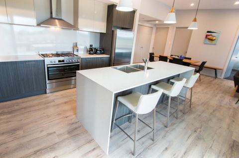 Wellington Lake Retreat - Accommodation in Surfers Paradise 2