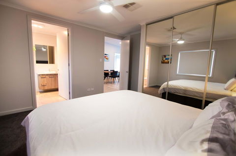 Wellington Lake Retreat - Accommodation in Surfers Paradise 12