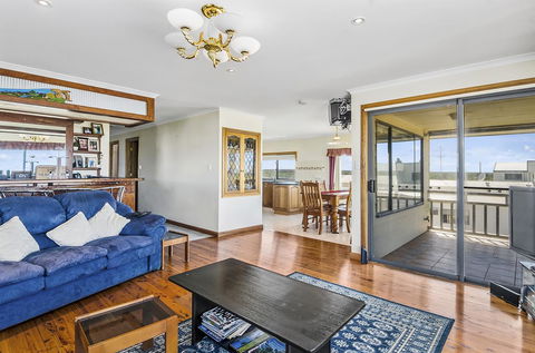 Rocks Retreat House With Sea Views - Accommodation in Surfers Paradise 0