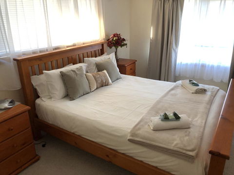 Rocks Retreat House With Sea Views - Accommodation in Surfers Paradise 2