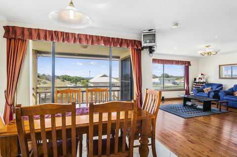 Rocks Retreat House With Sea Views - Accommodation in Surfers Paradise 14