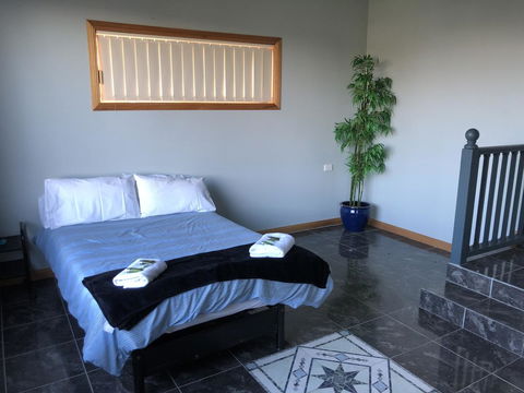 Rocks Retreat House With Sea Views - Accommodation in Surfers Paradise 4