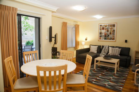 Perth Short Stays - Accommodation in Surfers Paradise 13
