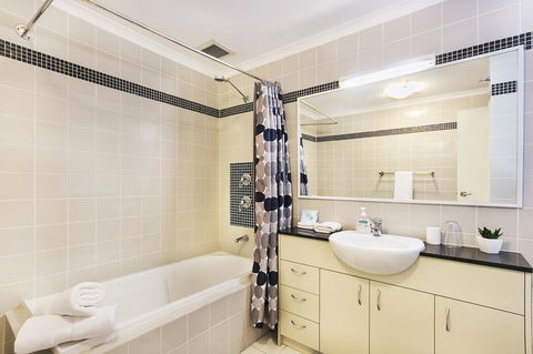 Perth Short Stays - Accommodation in Surfers Paradise 29