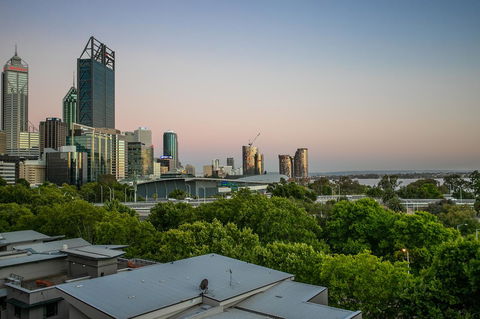 Perth Short Stays - Accommodation in Surfers Paradise 4