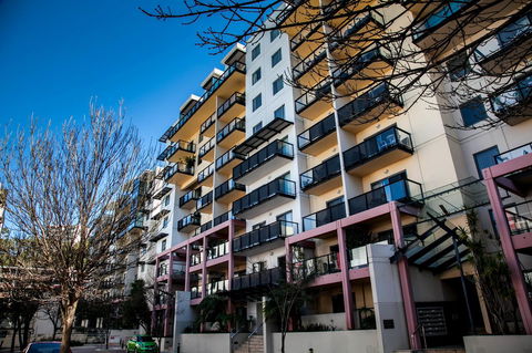 Perth Short Stays - Accommodation in Surfers Paradise 0