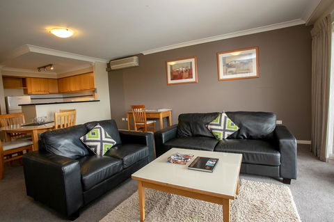 Perth Short Stays - Accommodation in Surfers Paradise 12