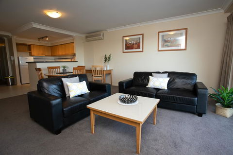 Perth Short Stays - Accommodation in Surfers Paradise 6