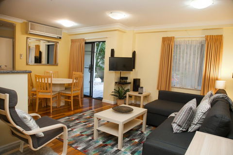 Perth Short Stays - Accommodation in Surfers Paradise 10