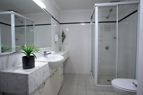 Perth Short Stays - Accommodation in Surfers Paradise 7