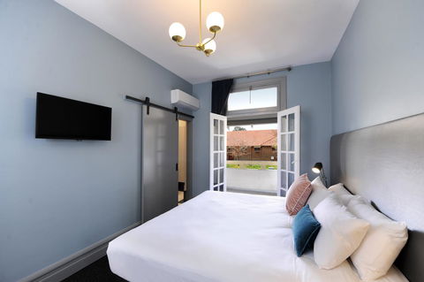 The Stirling Arms Hotel - Accommodation in Surfers Paradise 6