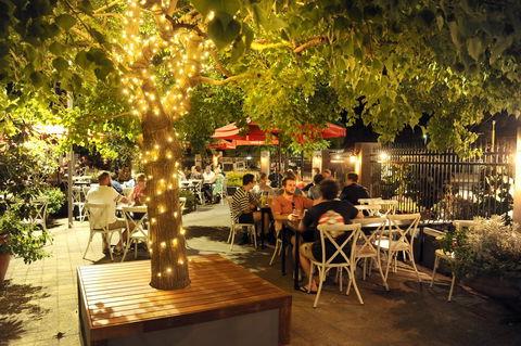 The Stirling Arms Hotel - Accommodation in Surfers Paradise 2
