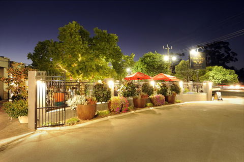 The Stirling Arms Hotel - Accommodation in Surfers Paradise 1