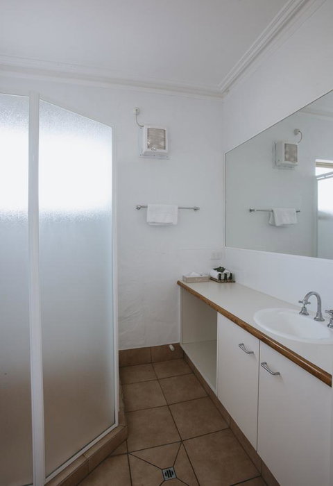 Canal Rocks Beachfront Apartments - Accommodation in Surfers Paradise 6
