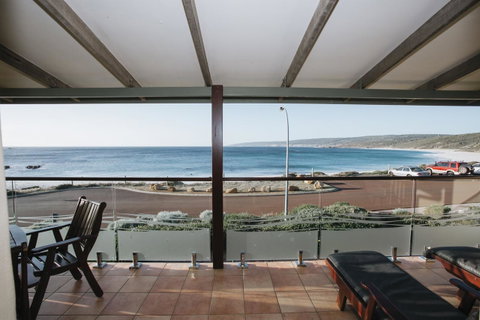 Canal Rocks Beachfront Apartments - Accommodation in Surfers Paradise 0