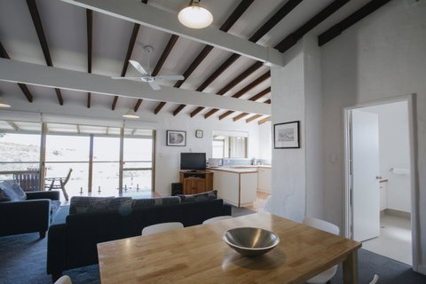 Canal Rocks Beachfront Apartments - Accommodation in Surfers Paradise 16
