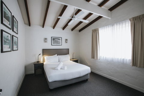 Canal Rocks Beachfront Apartments - Accommodation in Surfers Paradise 3