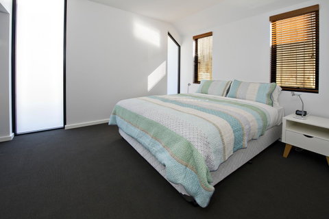 Margaret River Bungalow-1-street - Pet Friendly - Accommodation in Surfers Paradise 7