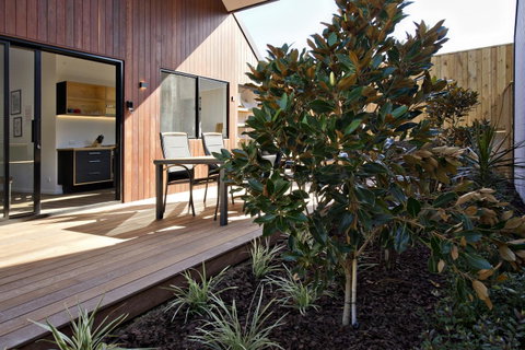 Margaret River Bungalow-1-street - Pet Friendly - Accommodation in Surfers Paradise 5