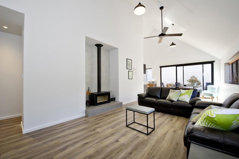 Margaret River Bungalow-1-street - Pet Friendly - Accommodation in Surfers Paradise 6