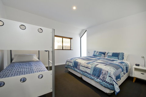 Margaret River Bungalow-1-street - Pet Friendly - Accommodation in Surfers Paradise 4