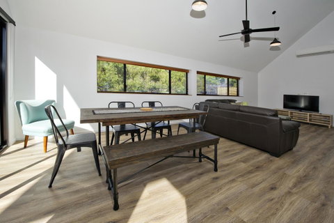 Margaret River Bungalow-1-street - Pet Friendly - Accommodation in Surfers Paradise 9