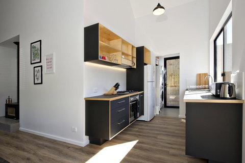 Margaret River Bungalow-1-street - Pet Friendly - Accommodation in Surfers Paradise 8