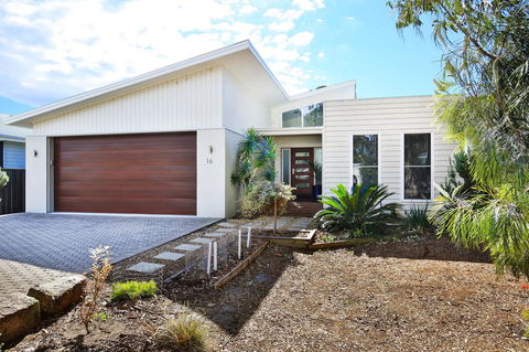 Calming Waters - Pet Friendly - Community Pool - Accommodation in Surfers Paradise 38