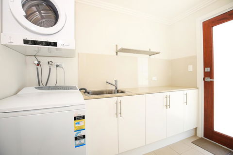 Calming Waters - Pet Friendly - Community Pool - Accommodation in Surfers Paradise 24