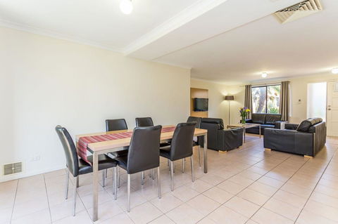 Country Comfort Perth - Accommodation in Surfers Paradise 8
