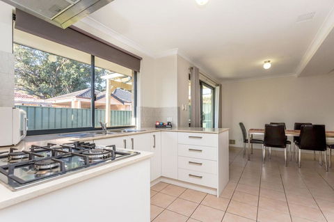 Country Comfort Perth - Accommodation in Surfers Paradise 12